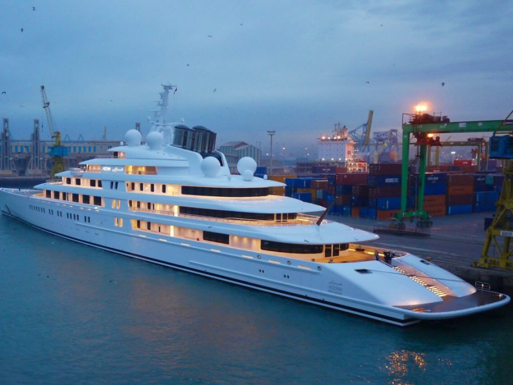 how many super yachts are there in the world